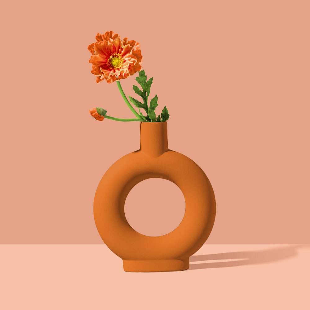 茶色の丸い花瓶に黄色とピンクの花