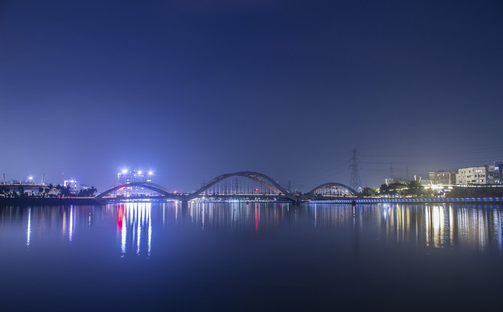 ponte sull'acqua durante la notte