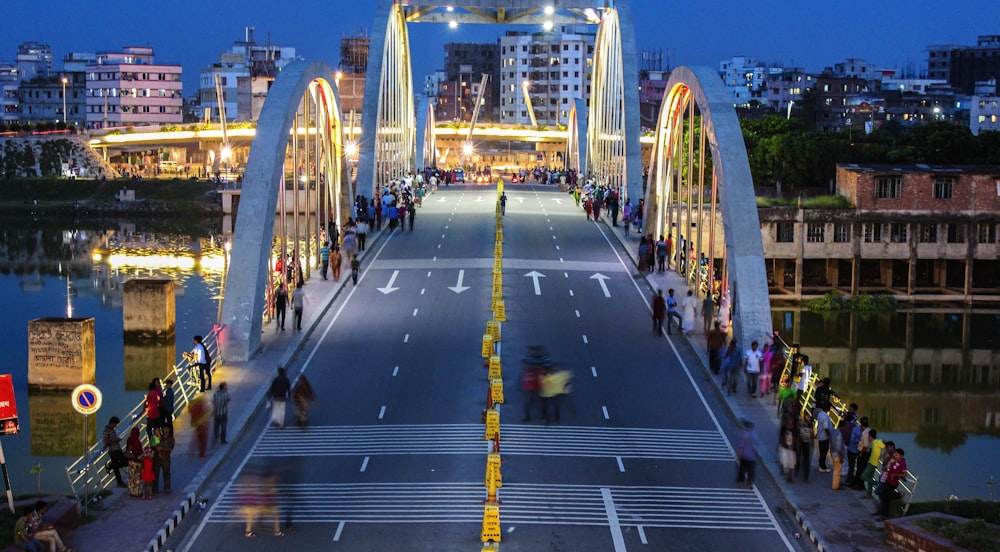 Personas que caminan por el carril peatonal durante el día