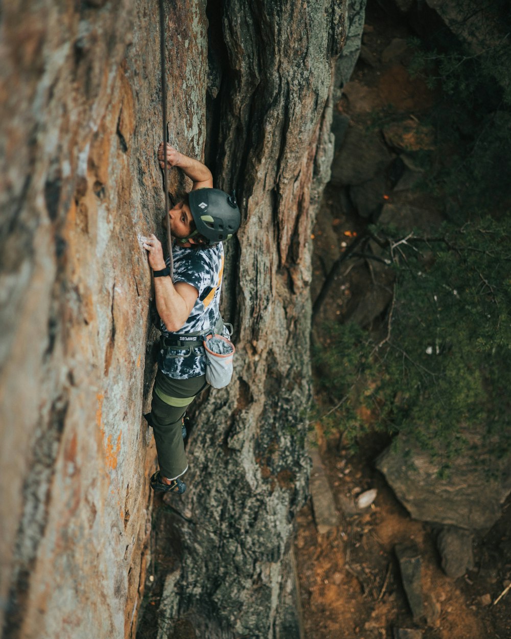 Foto Hombre con casco negro escalando en roca marrón – Imagen Escalada  gratis en Unsplash