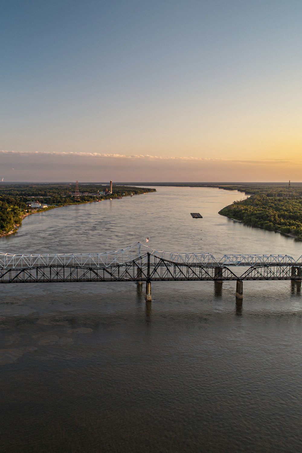 Quai en bois brun sur plan d’eau pendant la journée