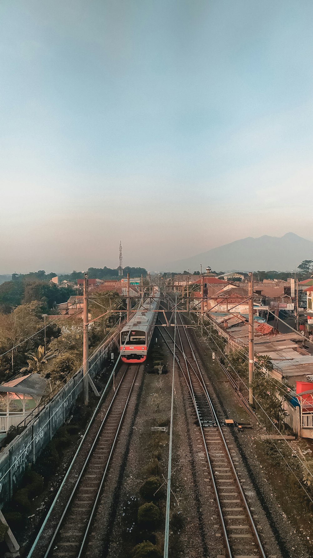 rotaia del treno rossa e bianca