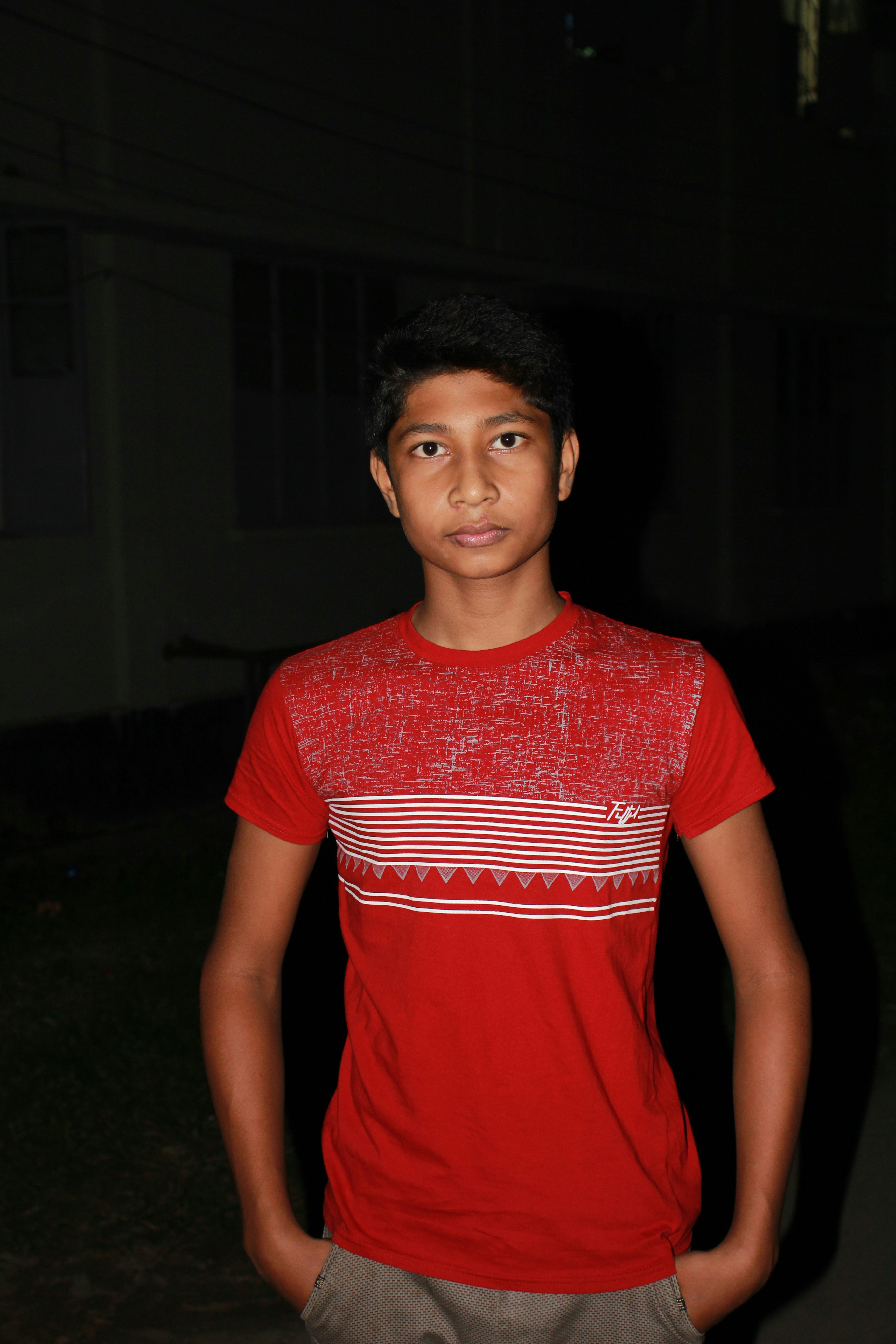 Anak laki-laki dengan kaos leher kru merah dan putih