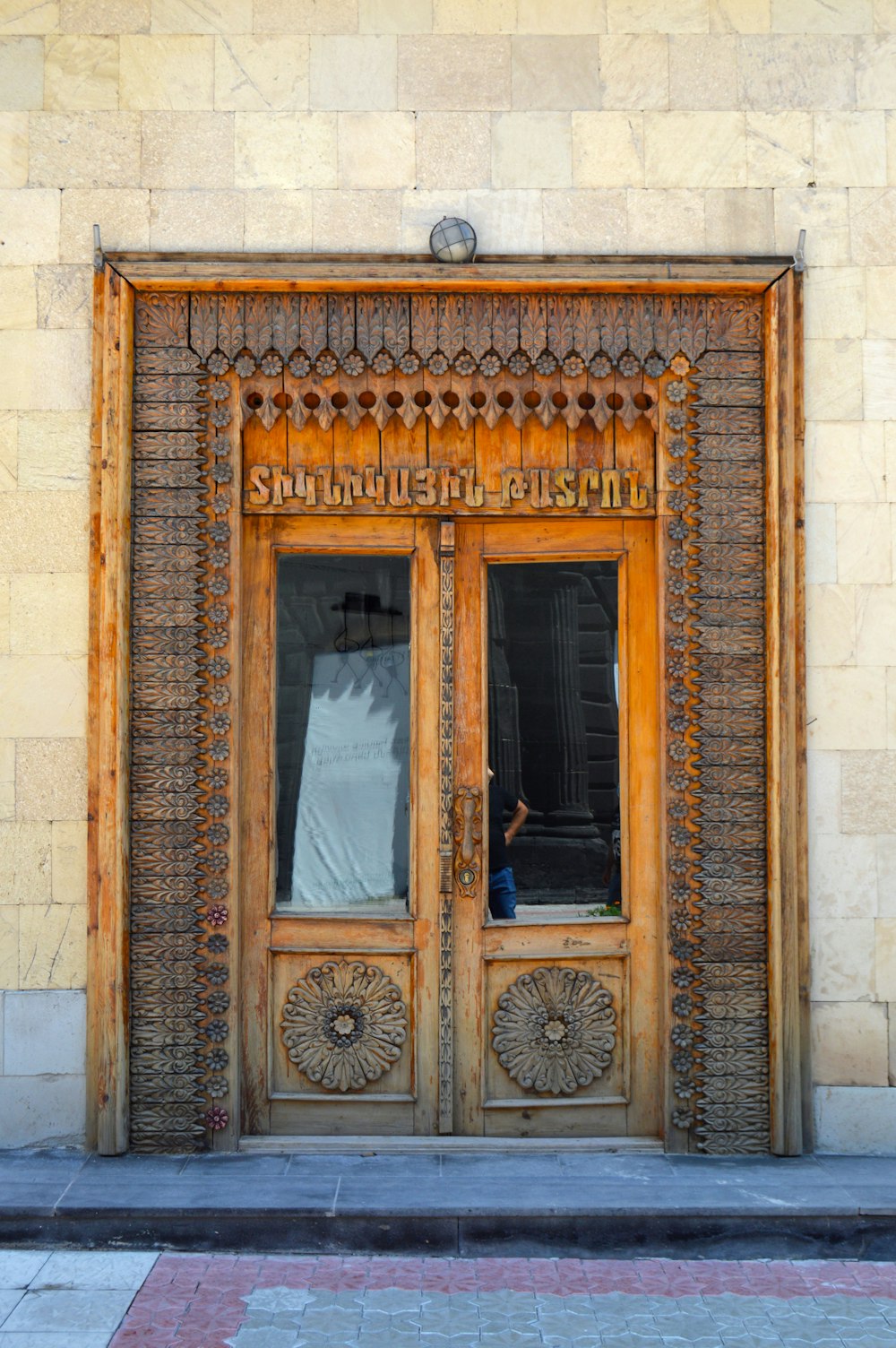 Porte en bois marron avec verre