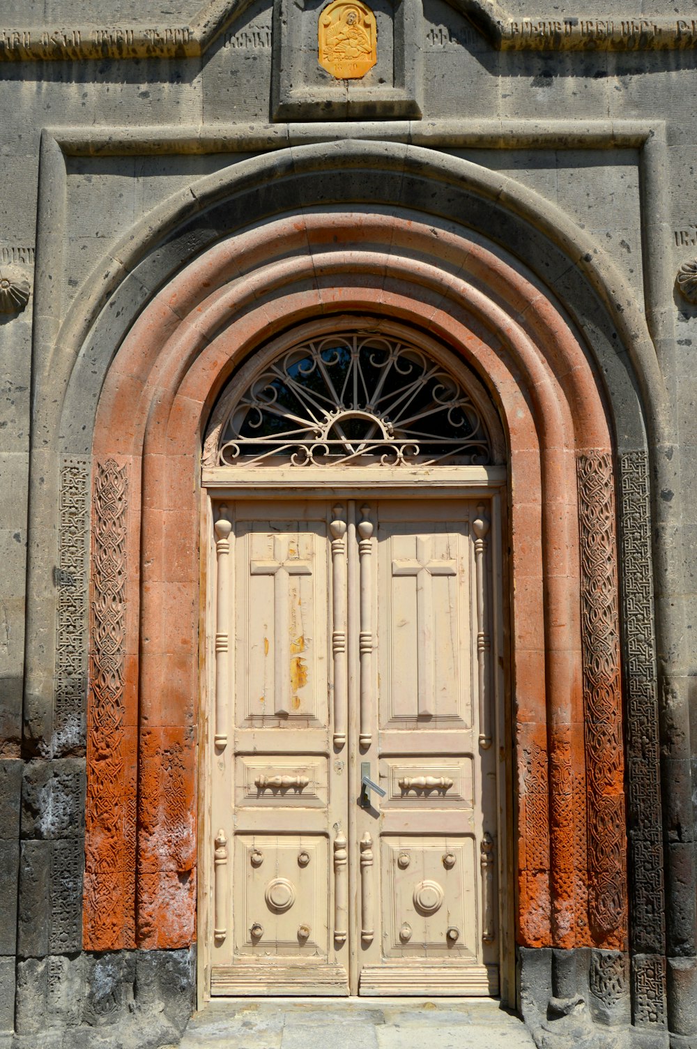 Porte en bois brun sur mur en béton brun