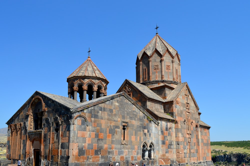 Iglesia de hormigón marrón bajo el cielo azul durante el día