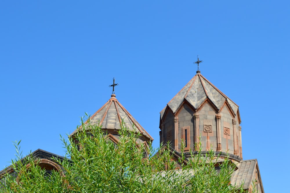 igreja marrom e cinza sob o céu azul durante o dia