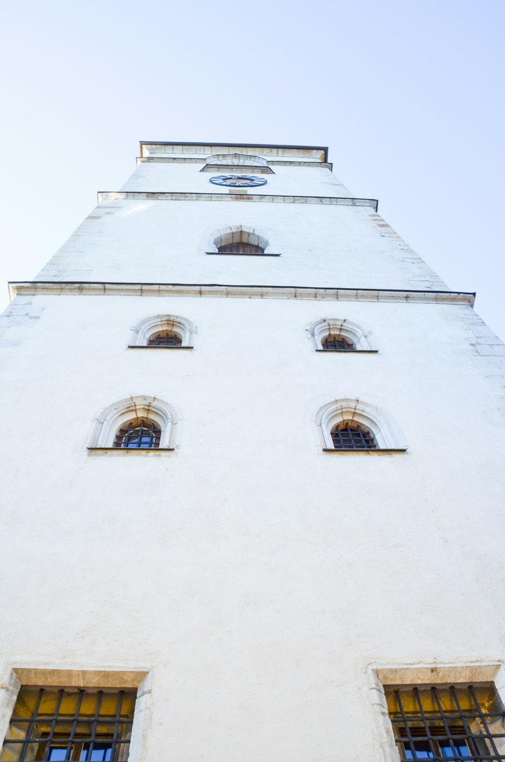 Bâtiment en béton blanc sous un ciel blanc pendant la journée