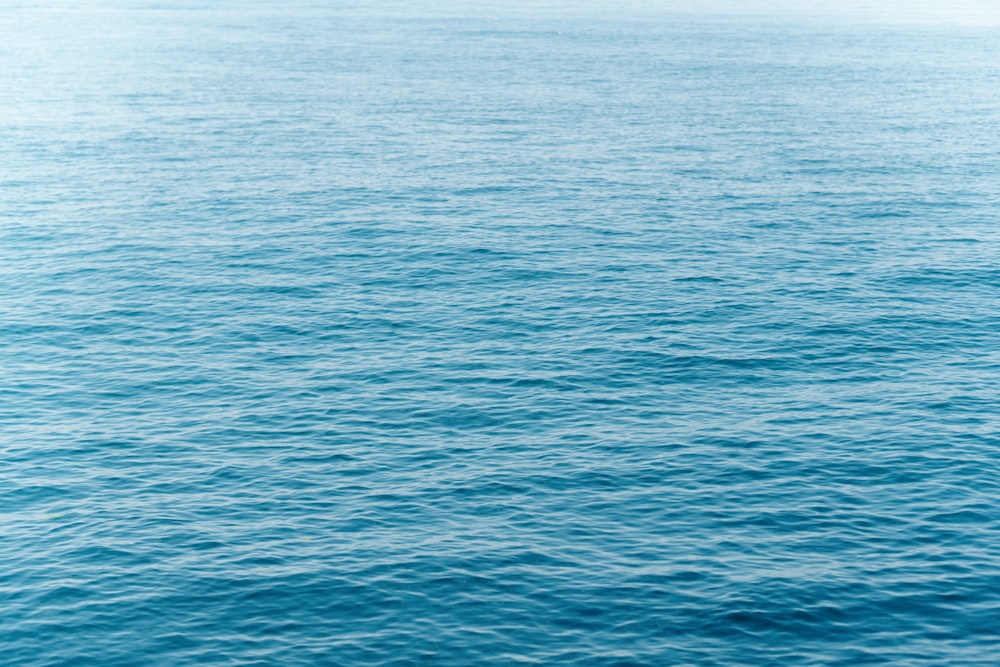 agua de mar azul durante el día