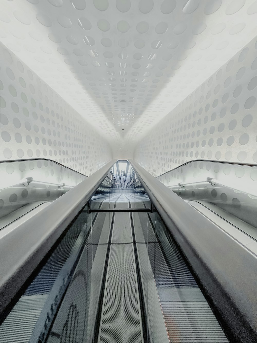 Interno dell'edificio in calcestruzzo bianco e grigio