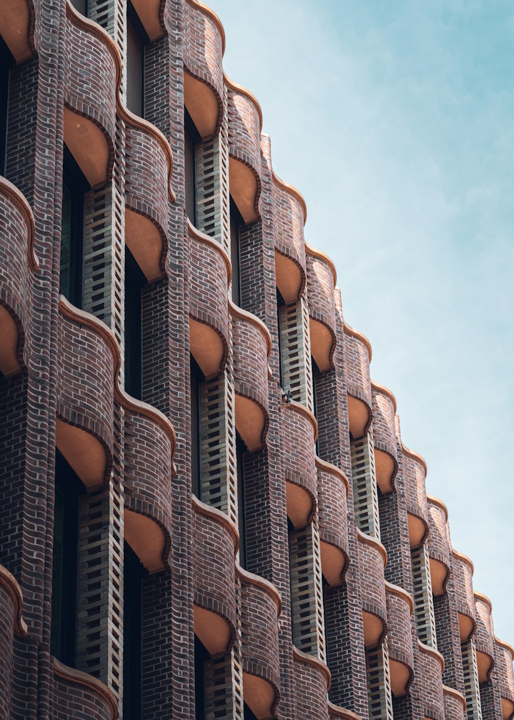 Edificio de hormigón marrón durante el día