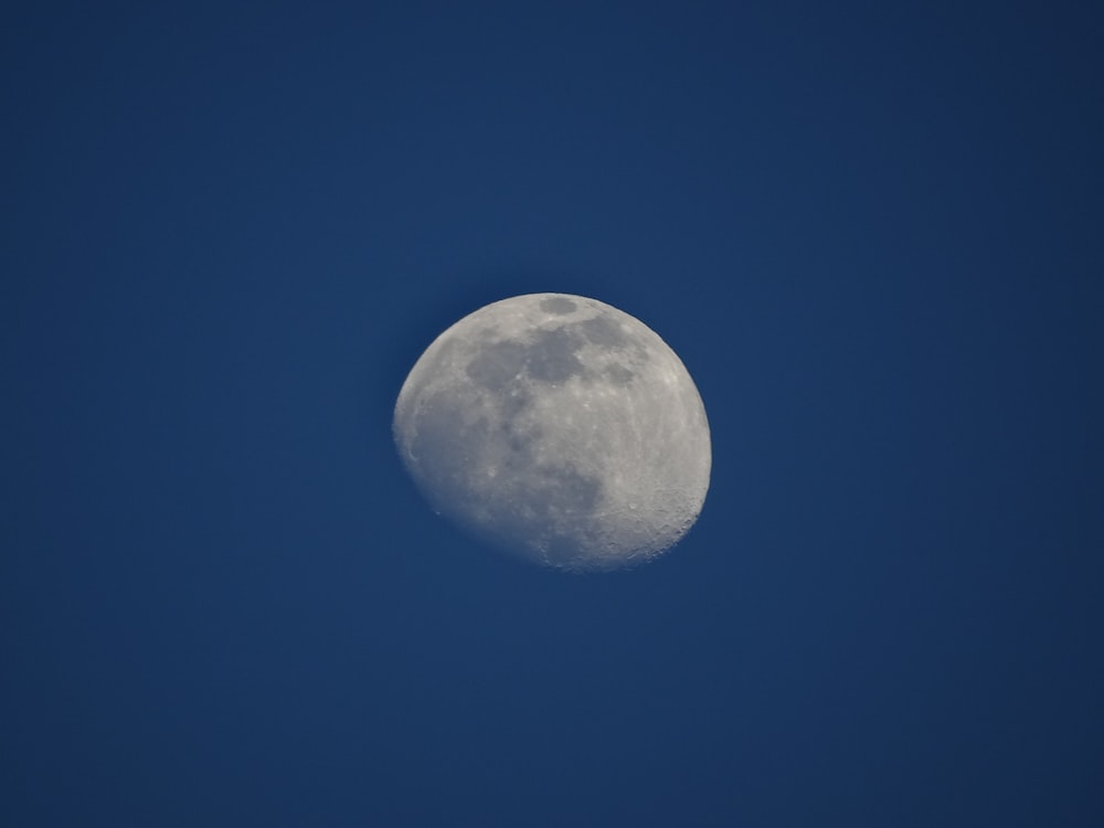 pleine lune dans le ciel bleu