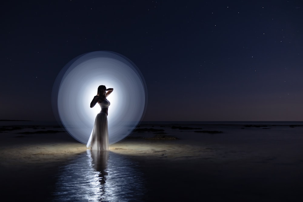 personne debout sur la plage pendant la nuit