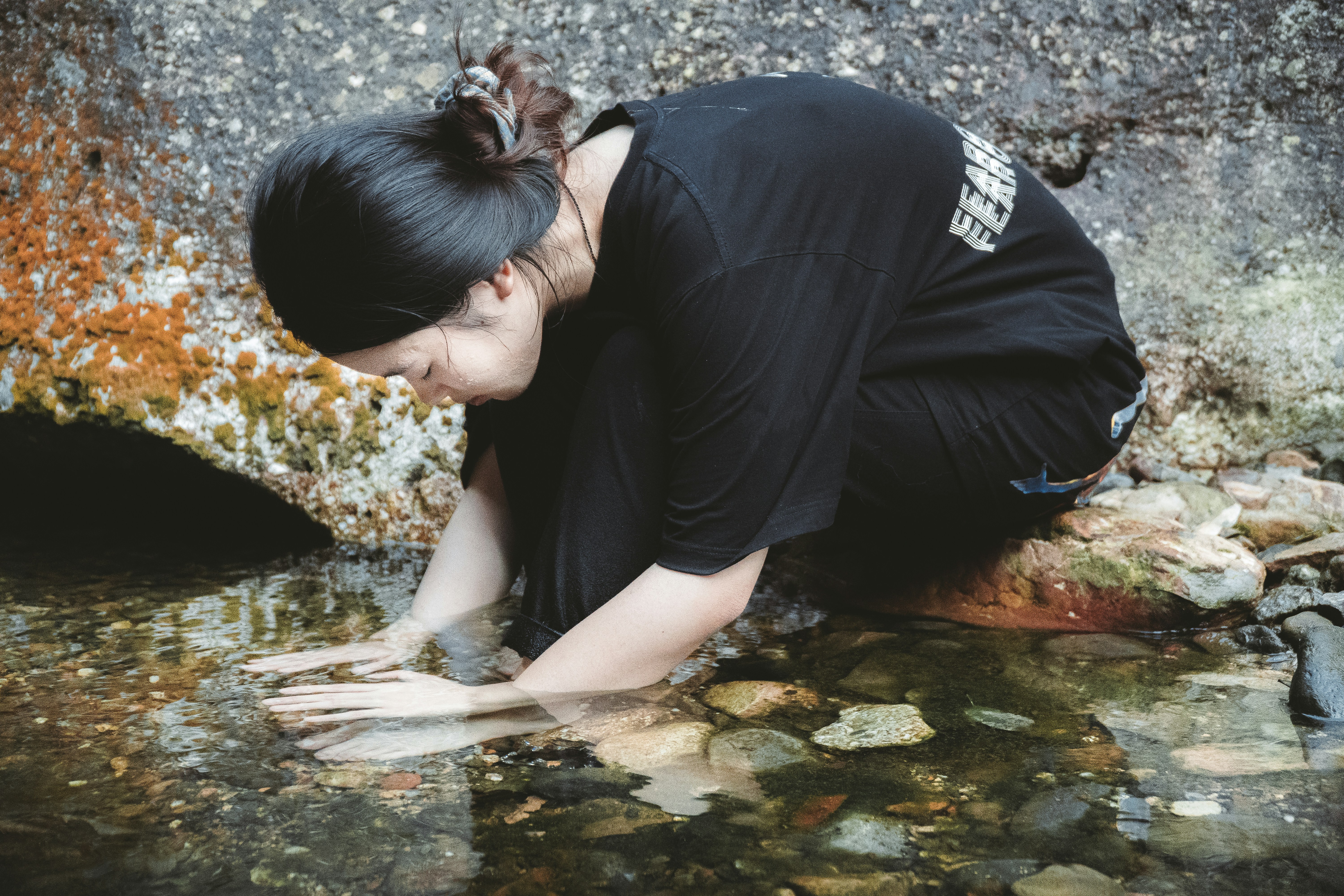 Persona meditando en calma