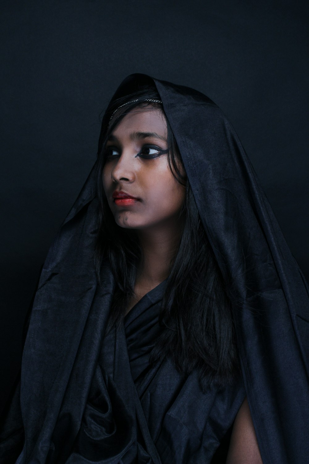 donna in hijab nero e camicia nera a maniche lunghe