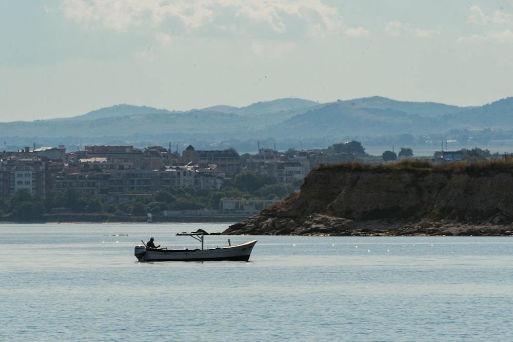 barca bianca e nera sul mare durante il giorno