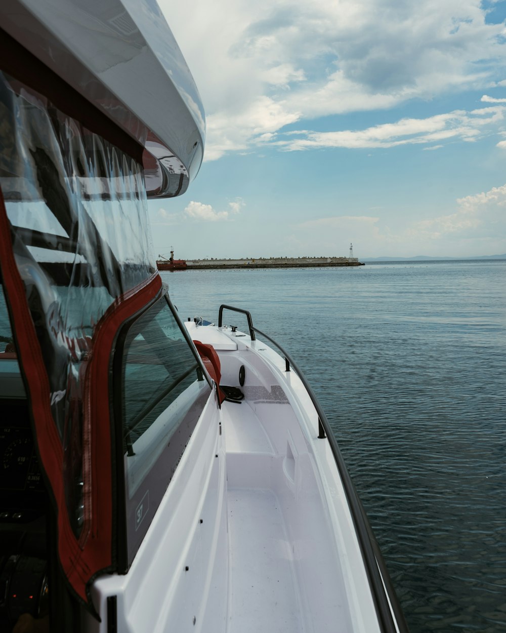 barco branco e preto no mar durante o dia