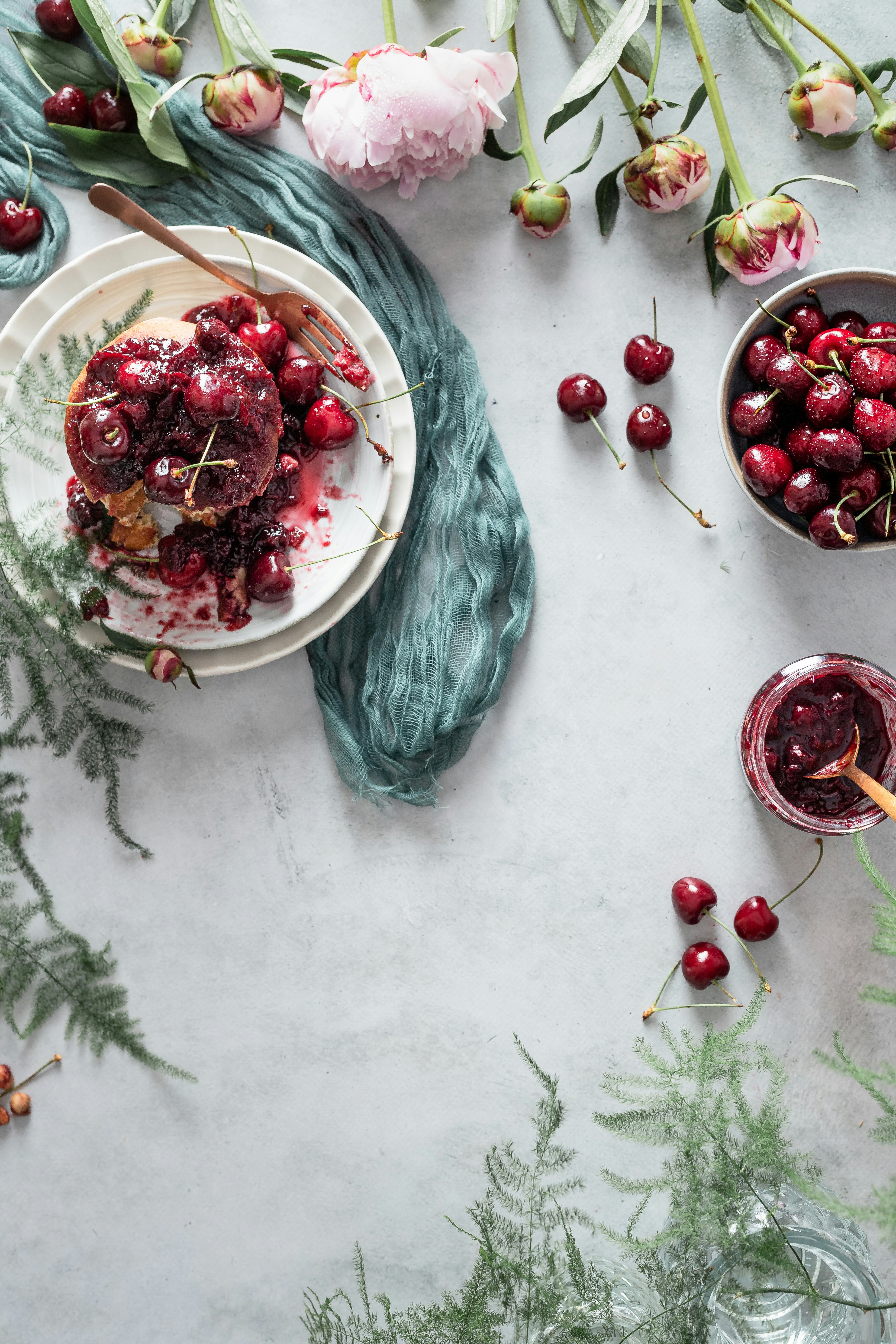 Cerises rouges sur assiette en céramique blanche photo – Photo Brunch ...