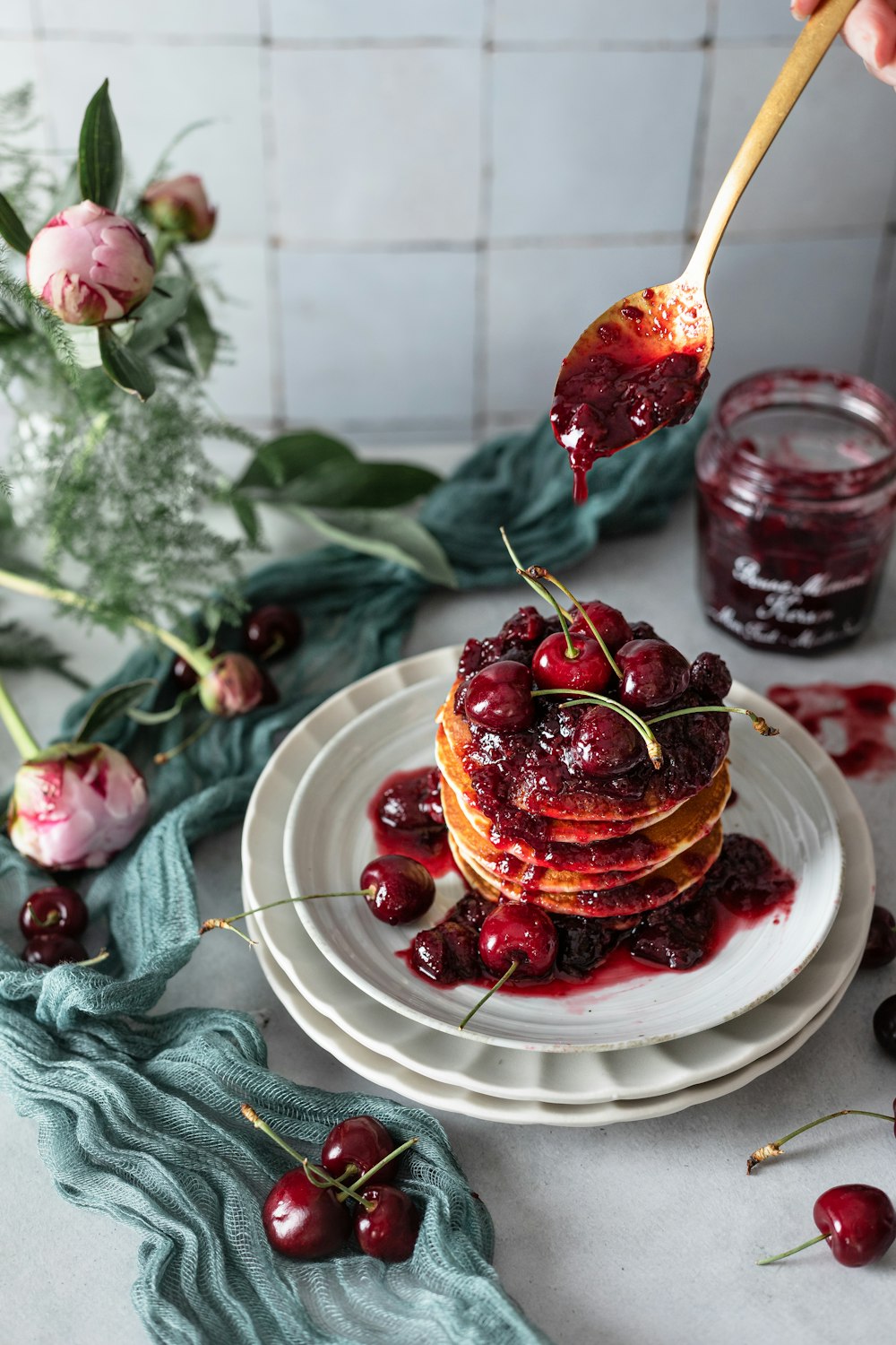 Erdbeerkuchen auf weißem Keramikteller