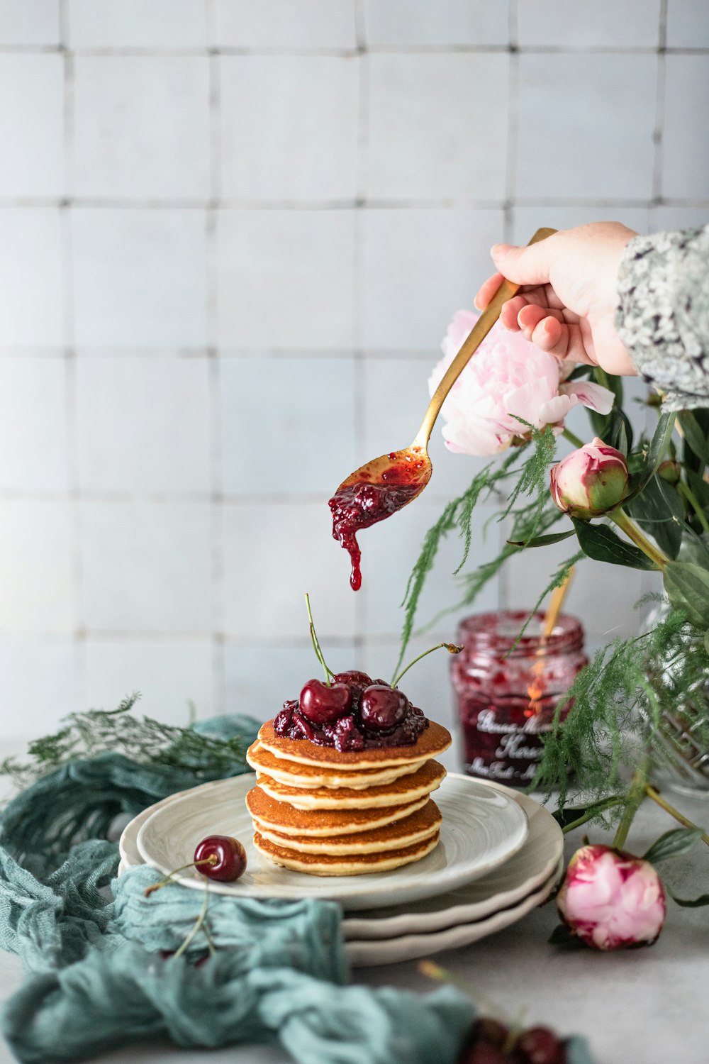 Brauner Cupcake mit rosa Rose oben drauf