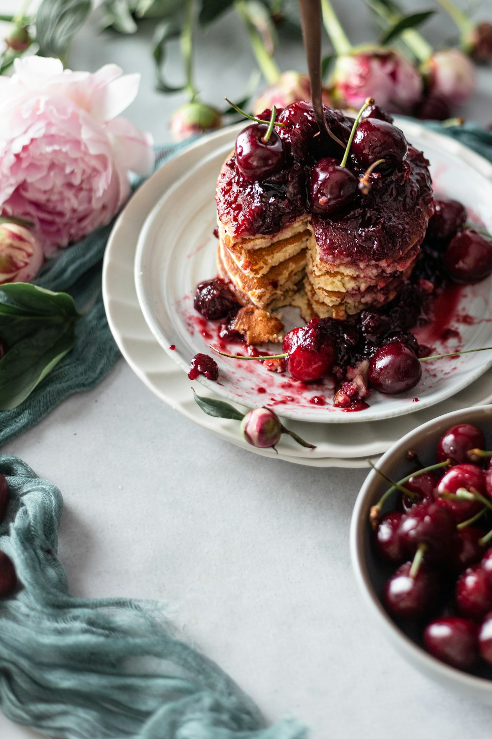 Tarta de fresa en plato de cerámica blanca