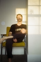 A calm therapy room with soft yellow accents and comfortable seating.