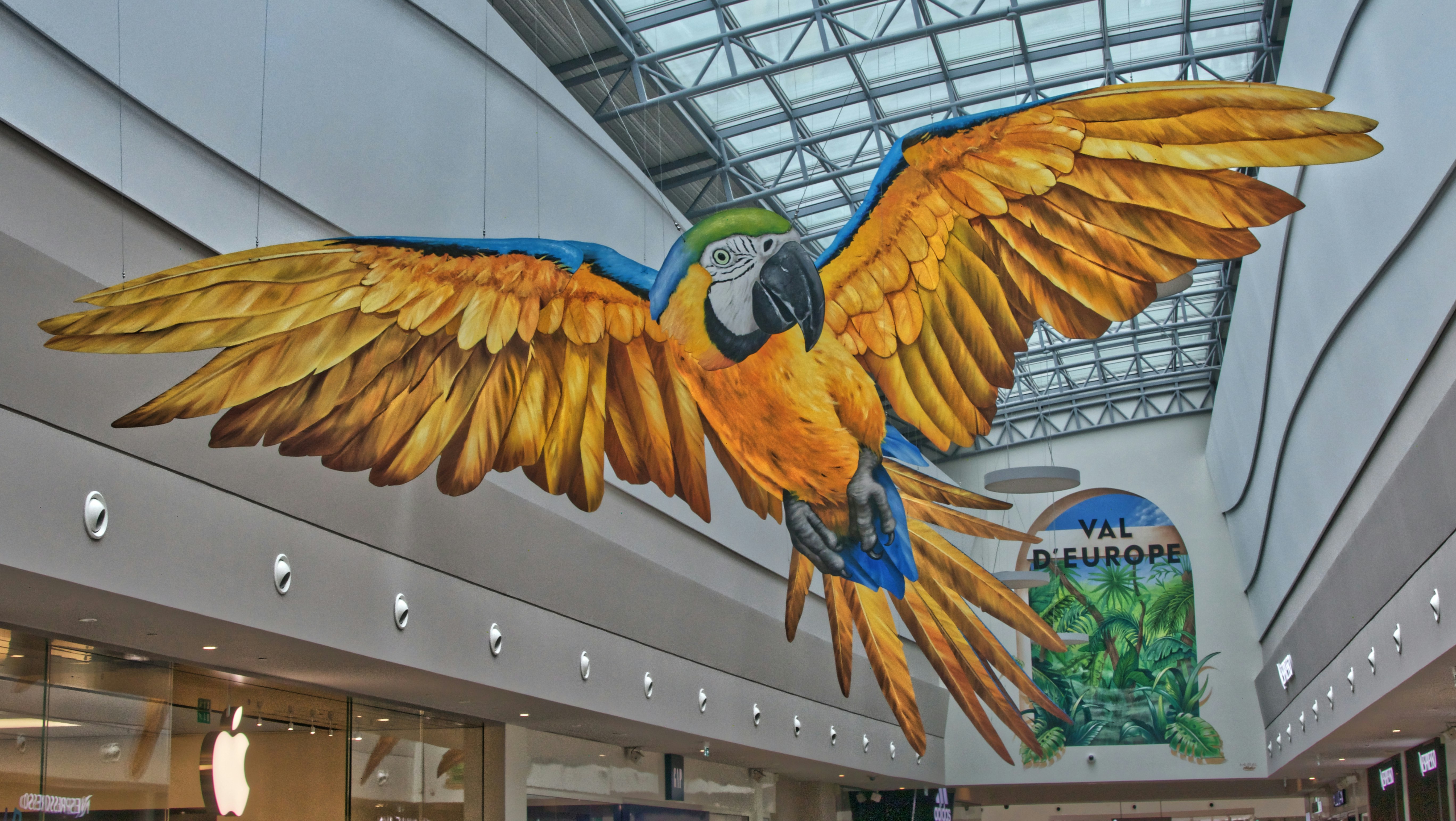Sculpture anamorphique d’un perroquet installée dans le centre commercial du Val d’Europe.