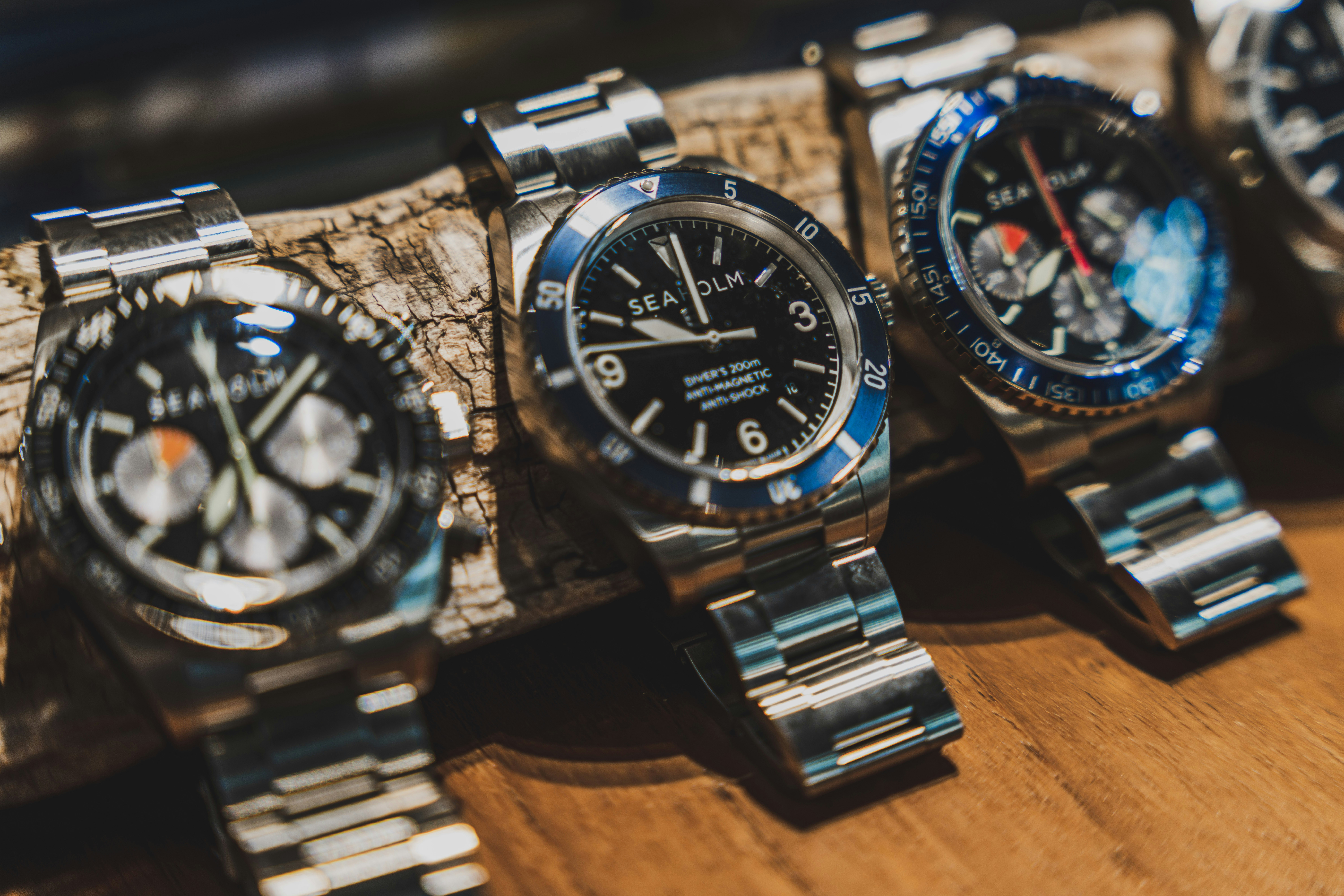 photo 1624475200720 e93216deceac?crop=entropy&cs=tinysrgb&fit=max&fm=jpg&ixid=M3w2NjIwOTl8MHwxfHNlYXJjaHwxfHxXaHklMjBDaG9vc2UlMjBhJTIwQnJhbmQlMjBXYXRjaCUzRnxlbnwwfHx8fDE3NjQwMjgzODl8MA&ixlib=rb 4.1