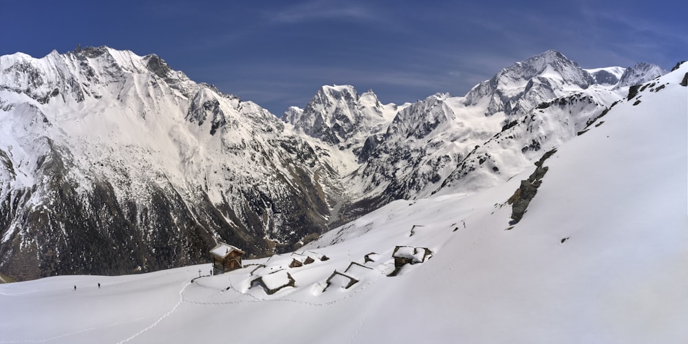 montanha coberta de neve sob o céu azul durante o dia