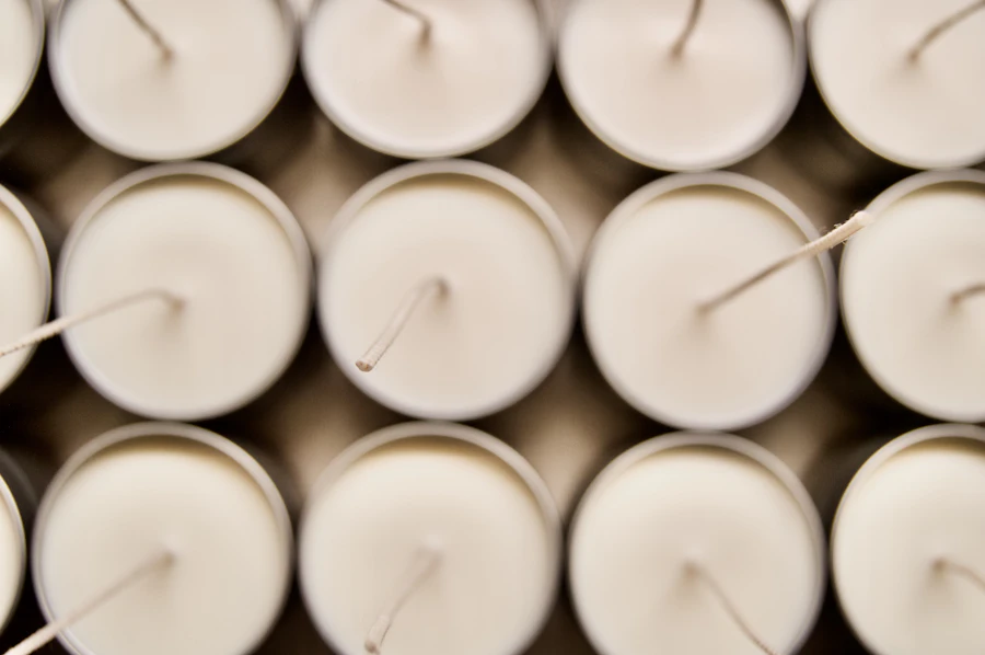 Velas blancas sobre superficie negra