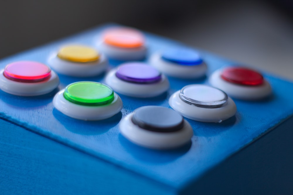 boutons bleus, blancs, verts, jaunes et rouges