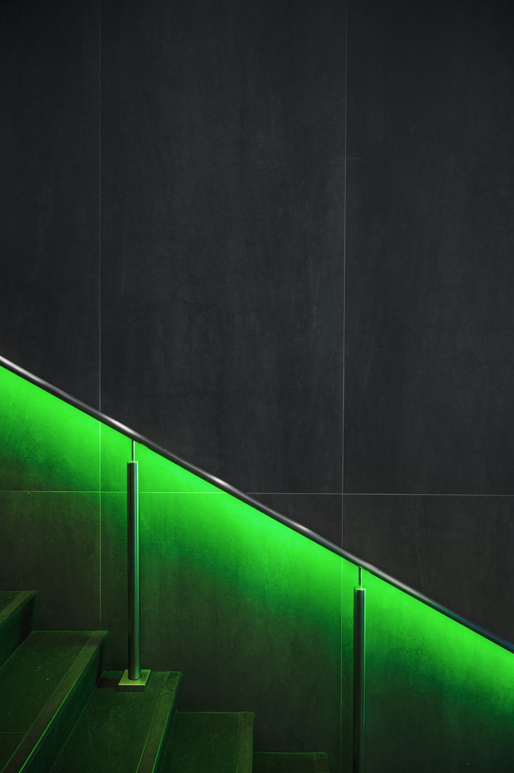 緑と黒のタイル張りの壁