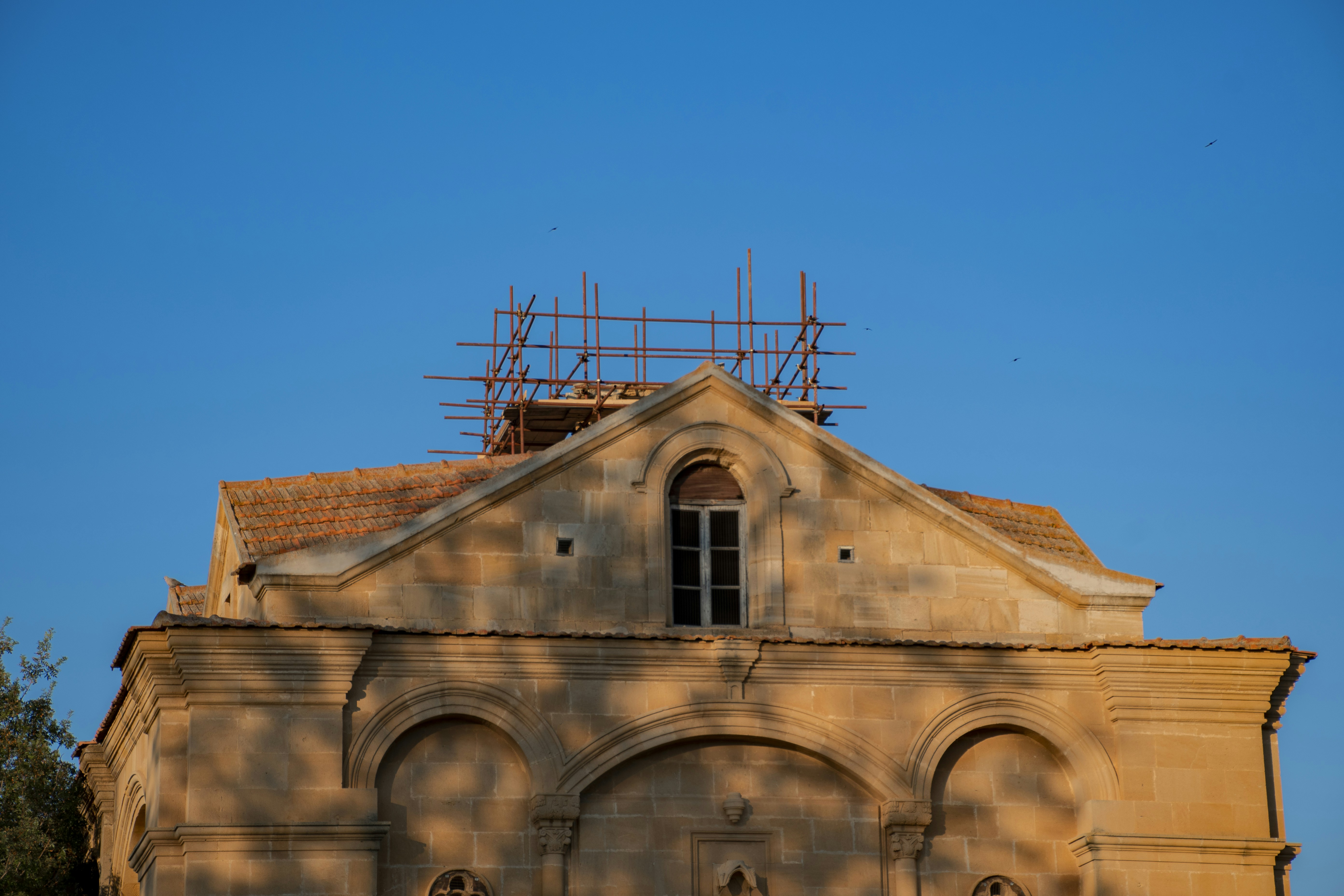 Foto zum Thema Weißes Betongebäude unter blauem Himmel tagsüber