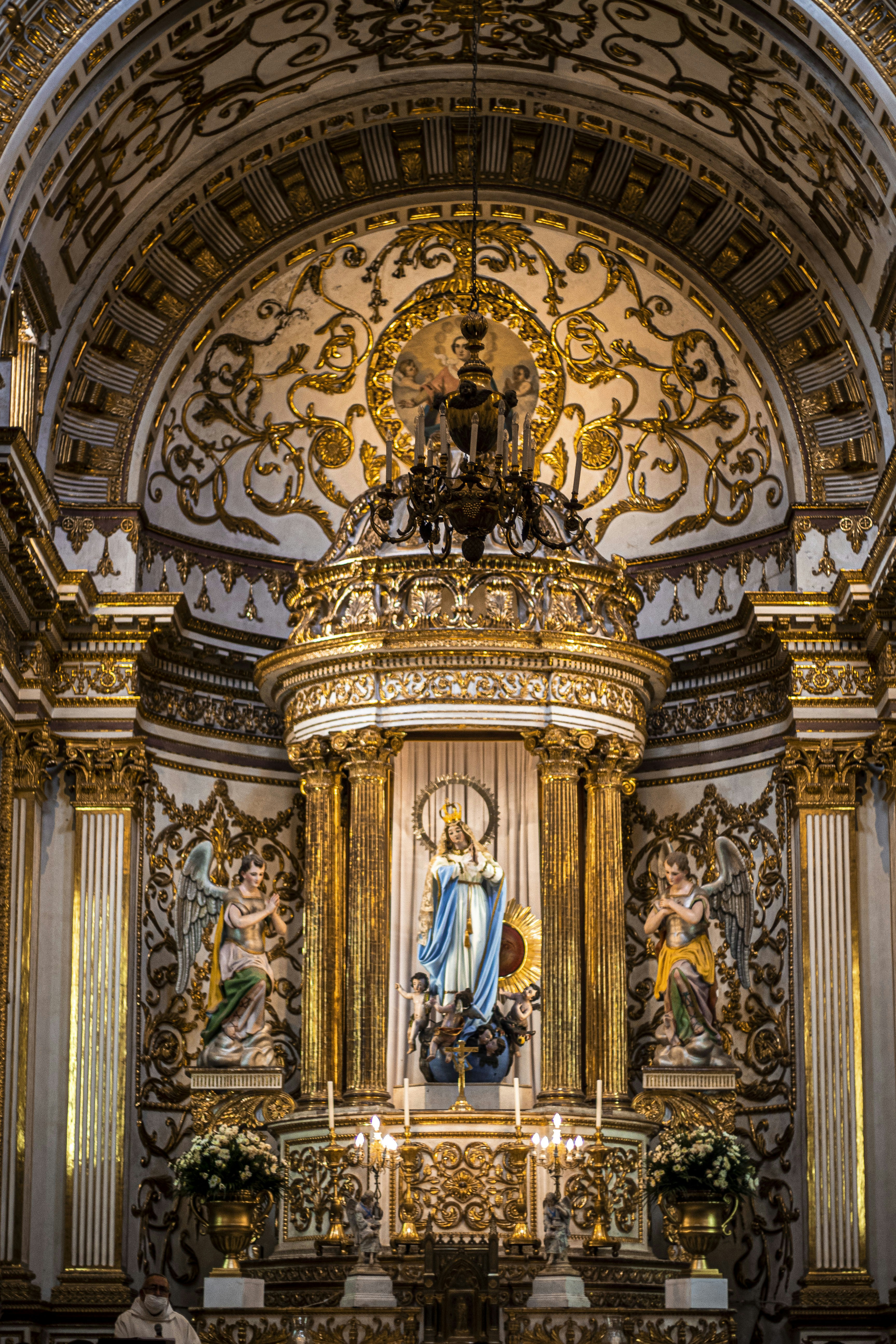 gold and white concrete building