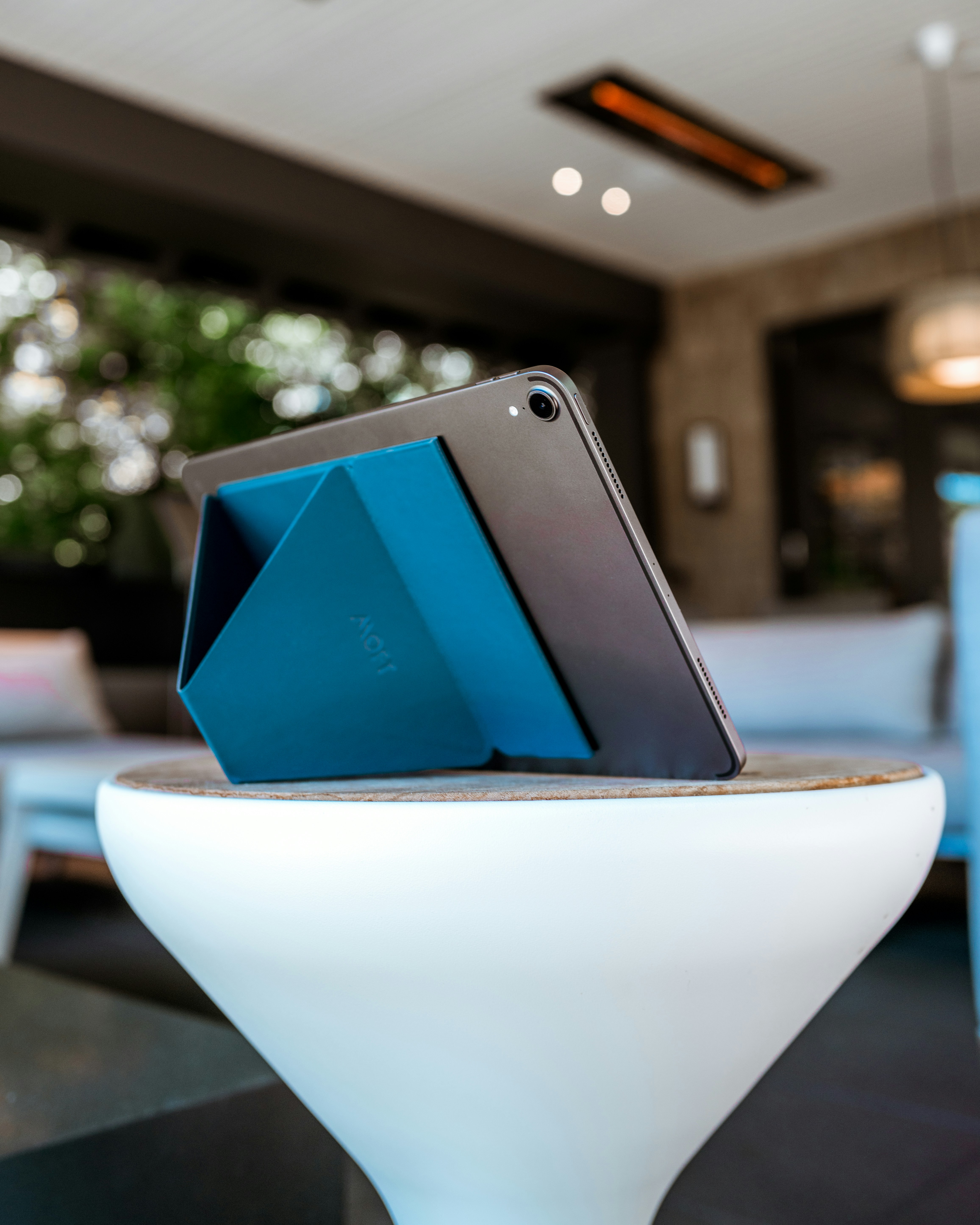 iPhone 6 plateado en placa de cerámica blanca