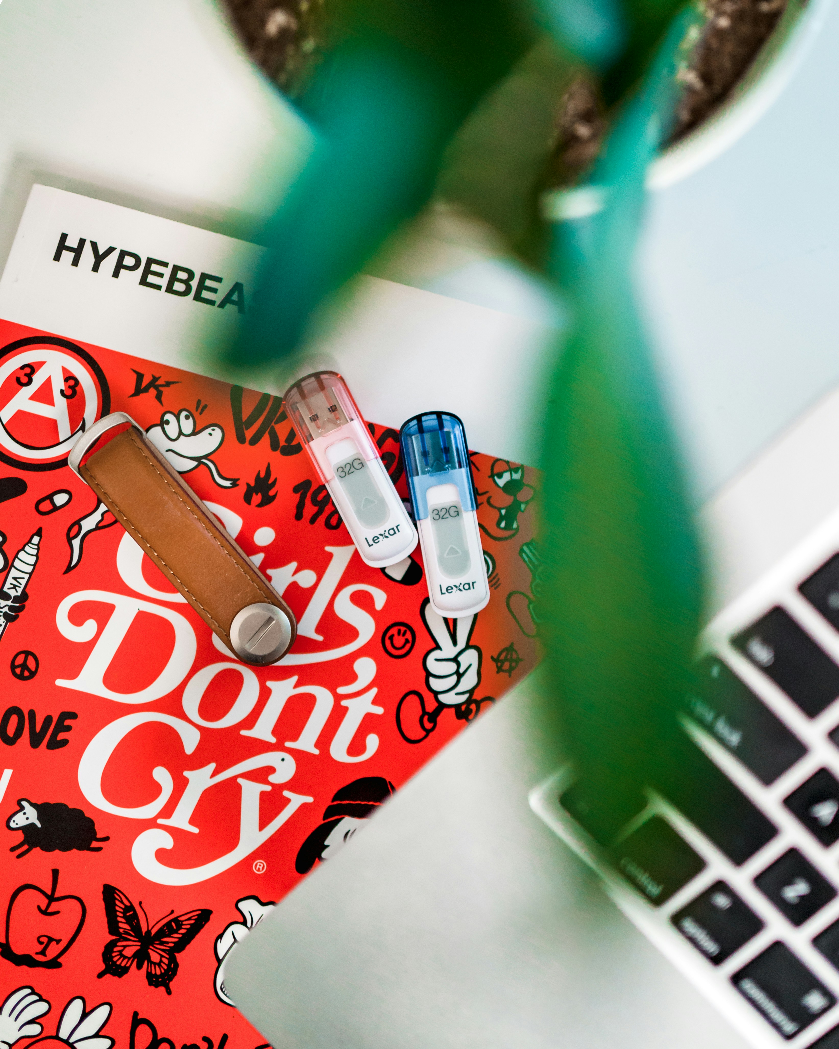 Tarjeta roja y blanca sobre mesa blanca