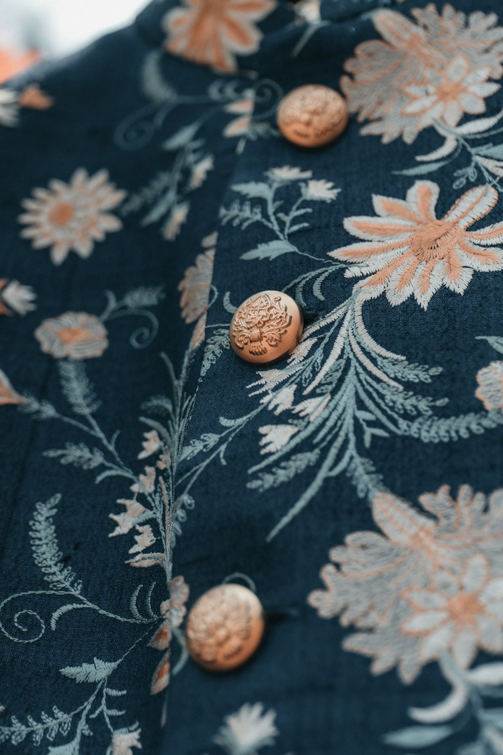 textile floral marron et noir