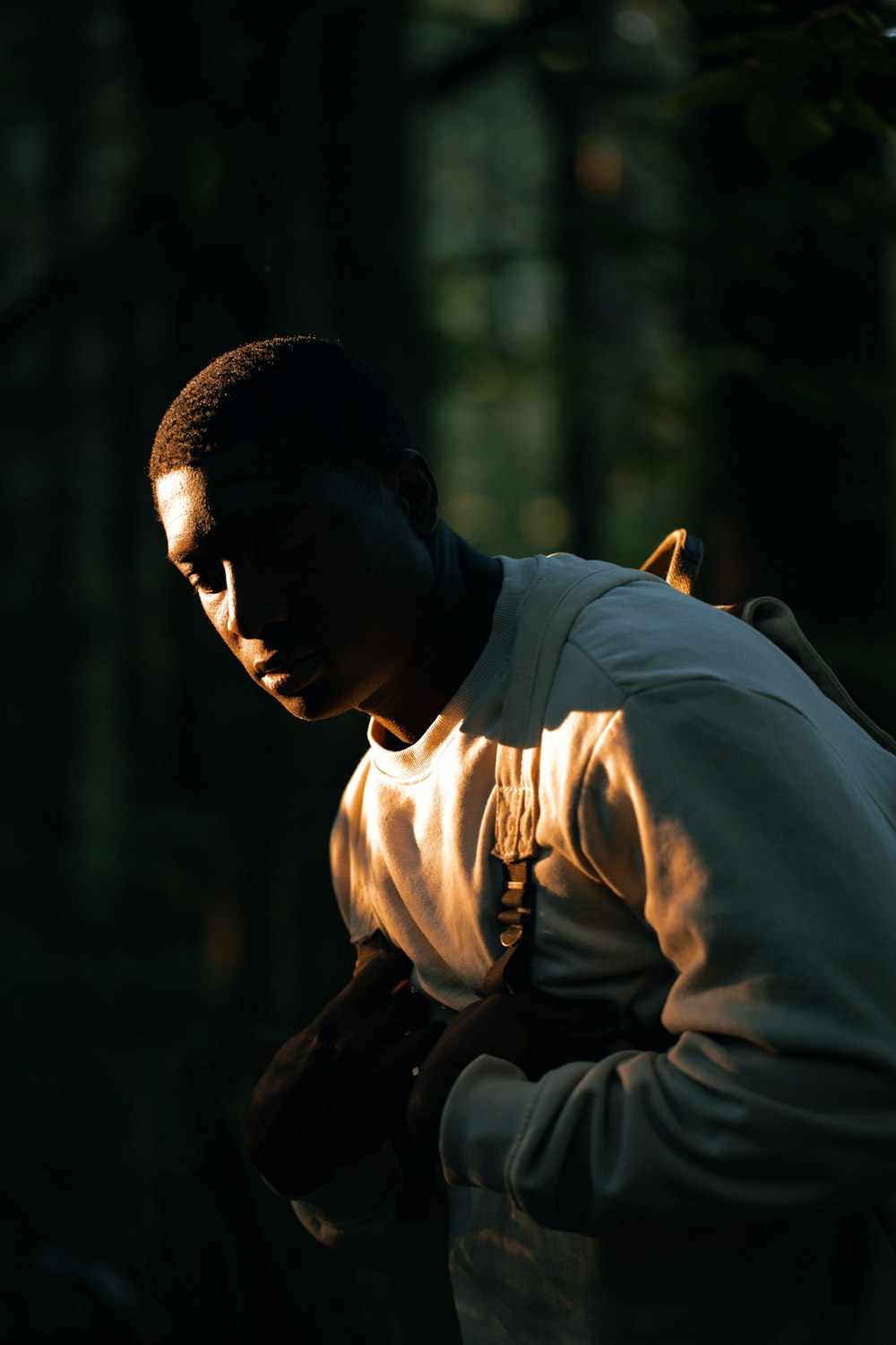 man in white crew neck t-shirt