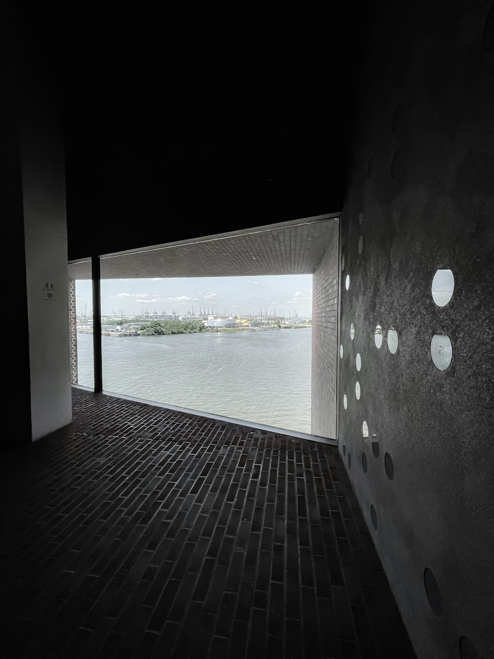 edifício de concreto preto e branco perto do corpo de água durante o dia