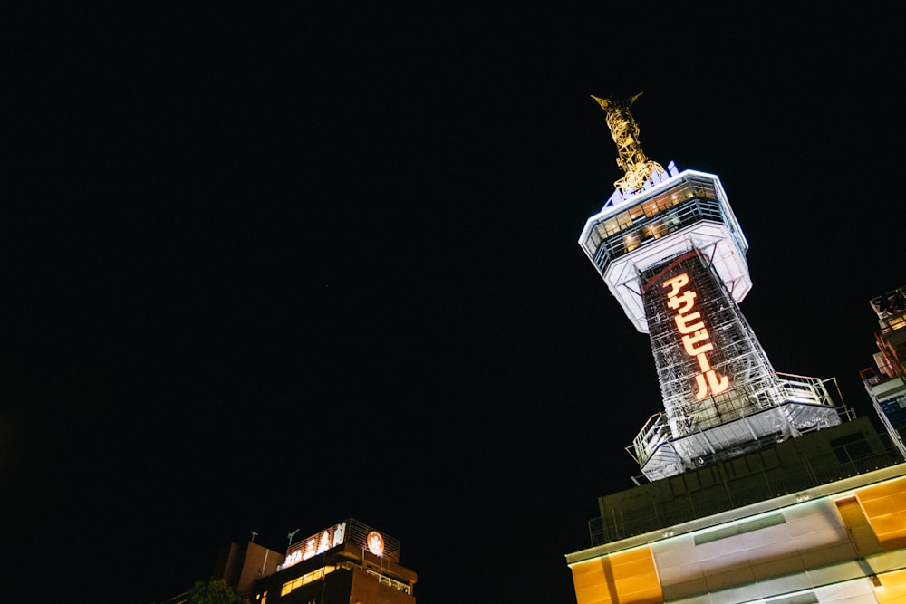 Edificio de hormigón blanco y negro durante la noche