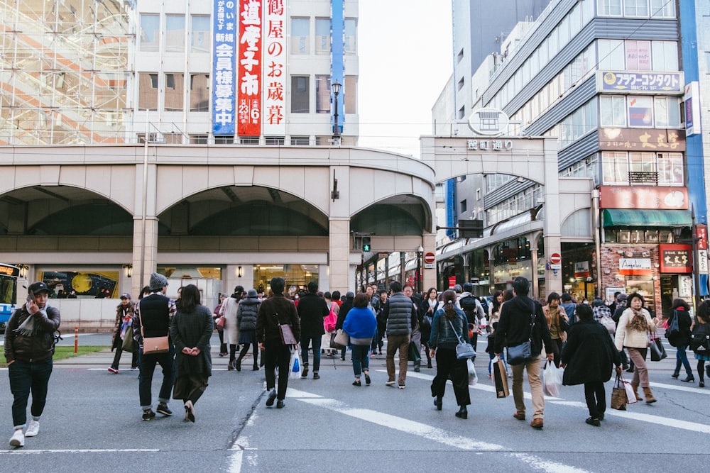 昼間、街を歩く人々