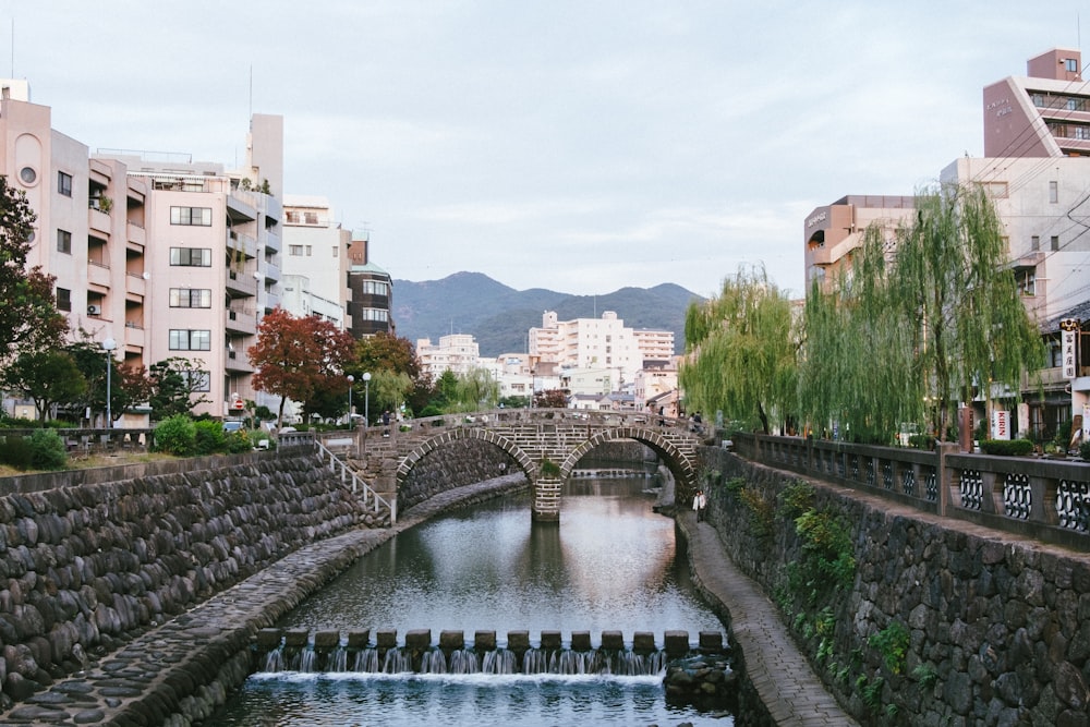 fonte de água no meio da cidade