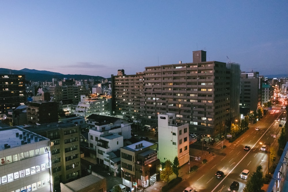 昼間の高層ビル