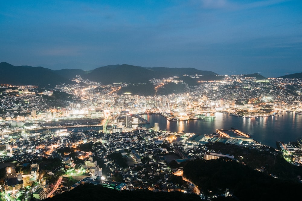 horizonte da cidade durante a noite