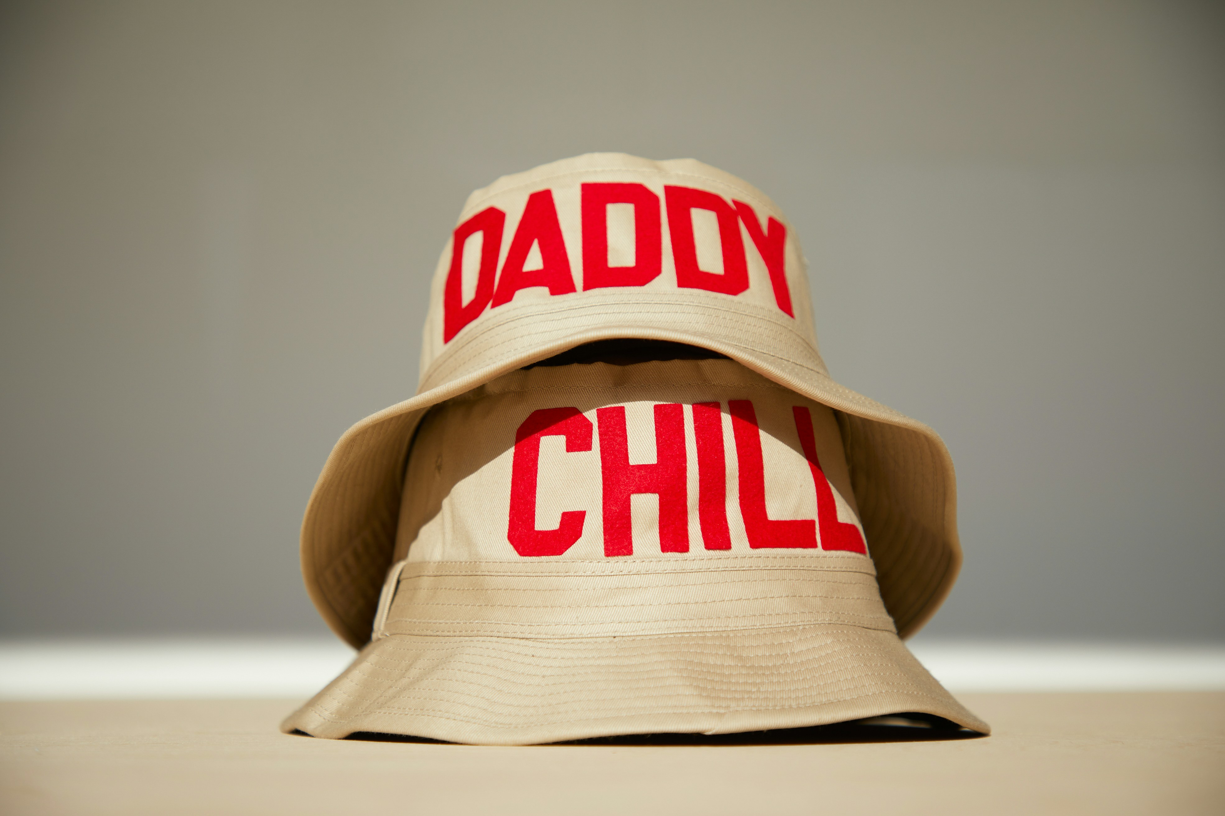 un chapeau avec les mots papa et chill imprimés dessus