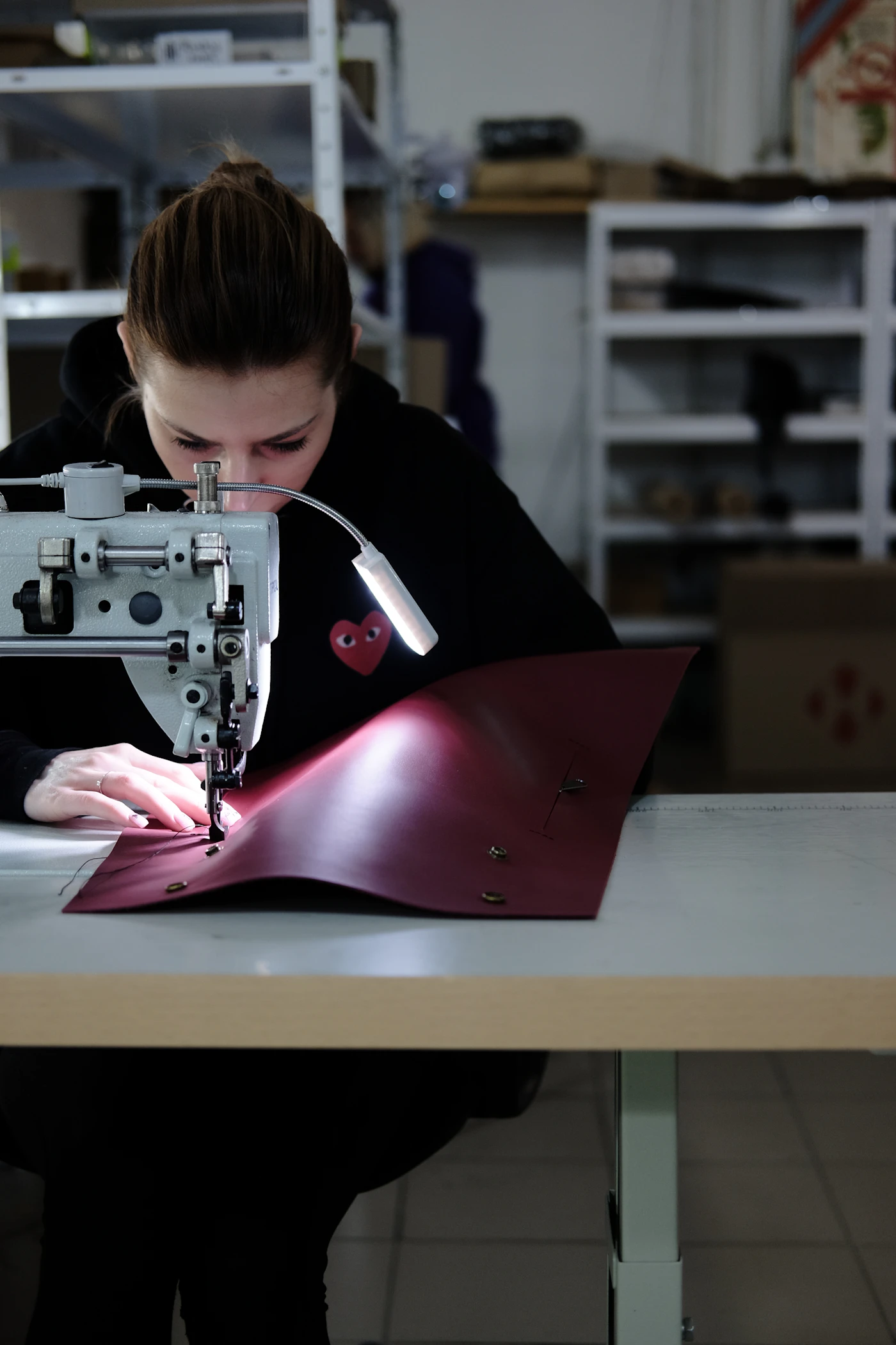 Artisan travaillant le cuir dans son atelier