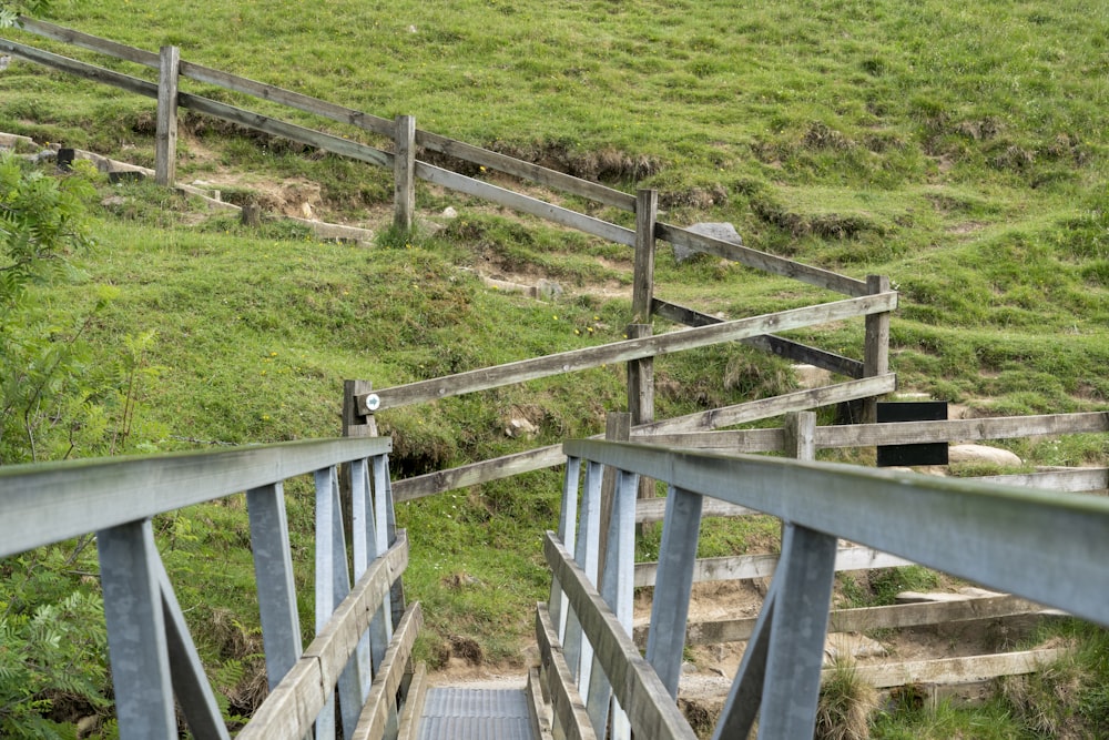 cerca de madeira marrom no campo verde da grama durante o dia