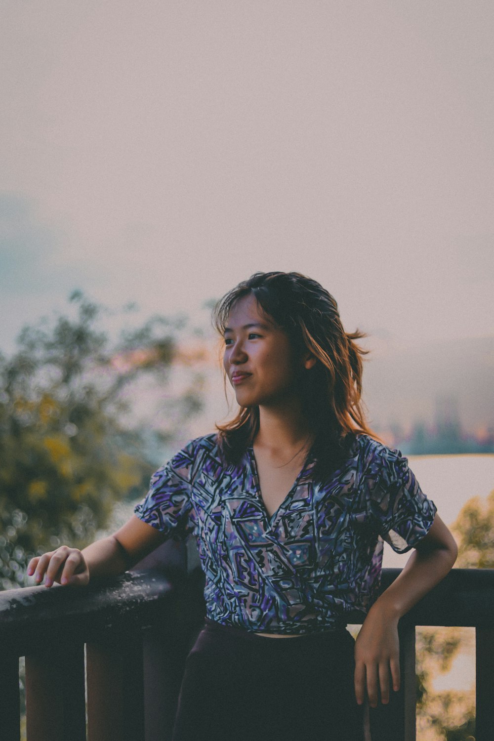 mulher no azul e branco floral botão acima camisa