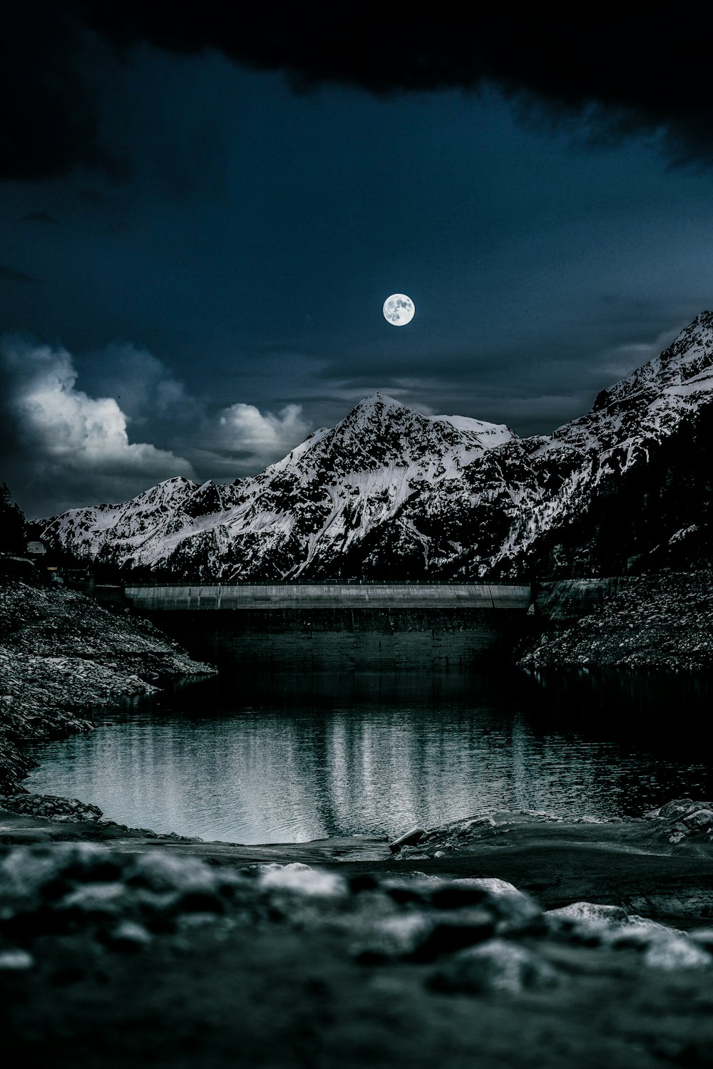 lago no meio das montanhas durante o dia