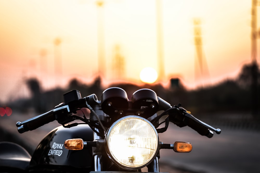 Motocicleta negra en lente de cambio de inclinación